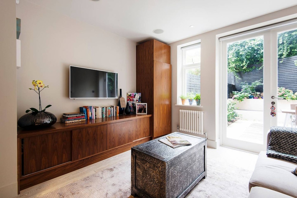The Bohemian Rhapsody- Garden Apartment in Hampstead - by Out of Office Lifestyle