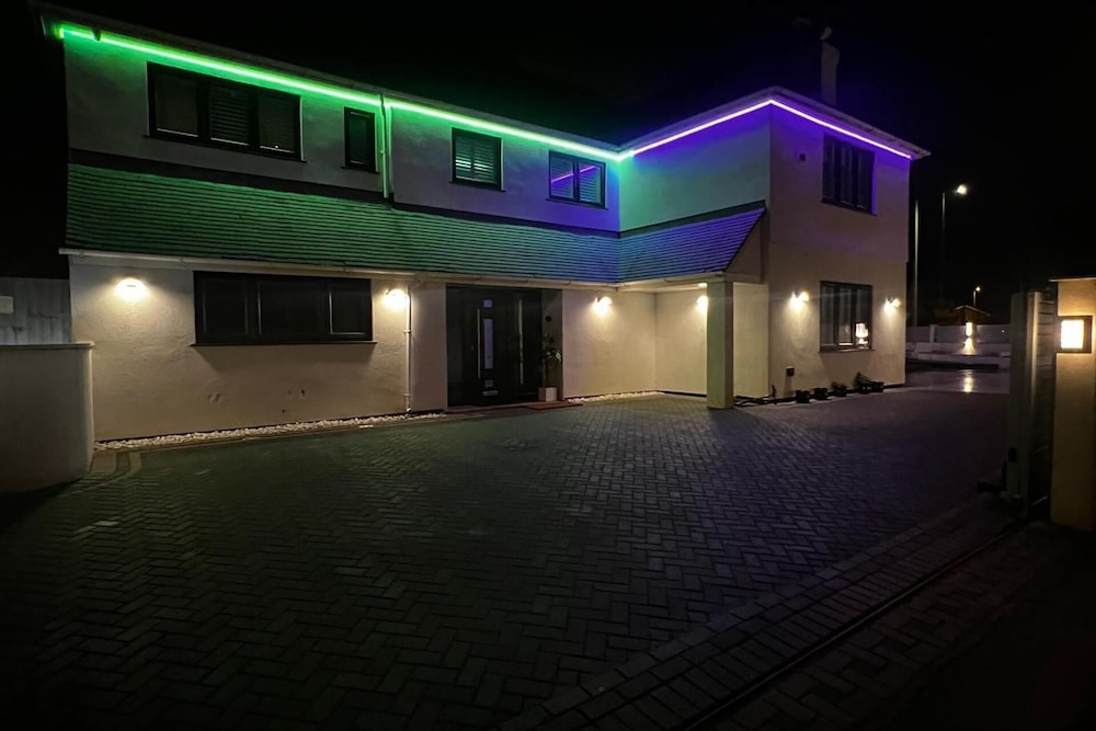 House - Sleeps 16, Parking, Pets Allowed & Jacuzzi