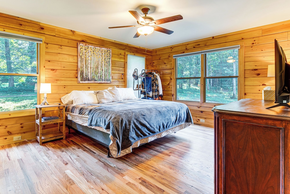 Secluded, Private! Forested Hendersonville Retreat