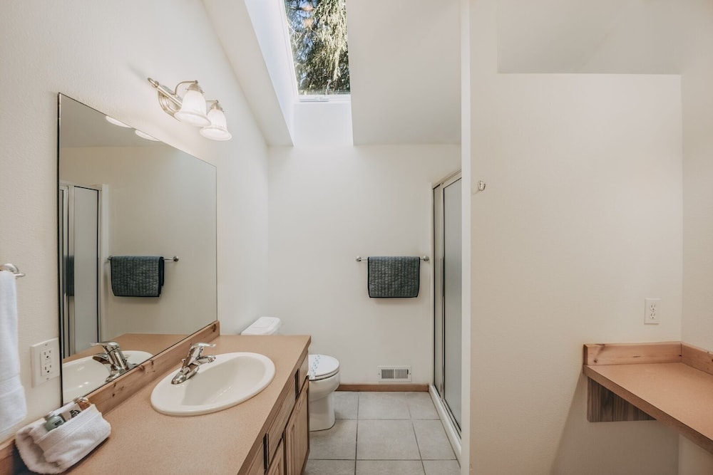 70mbr- Hot Tub - Bbq - Wi-fi - Pets Ok - Sleeps 8 3 Bedroom Home by RedAwning