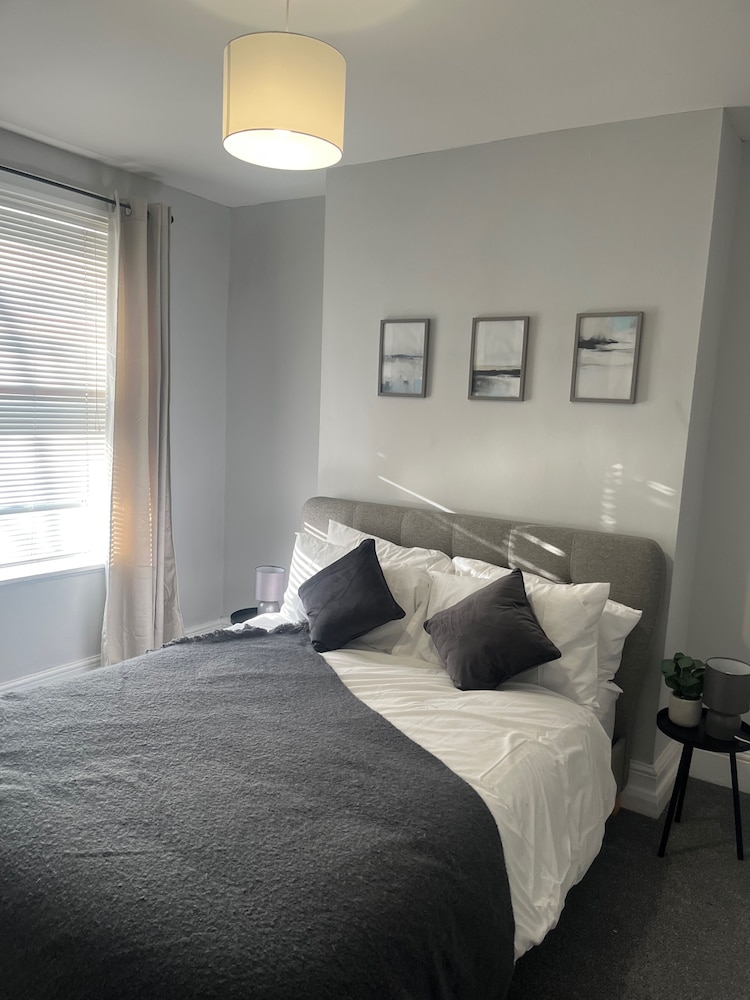 2bed Sleeps 3 - Central, Near Train Station, Wifi