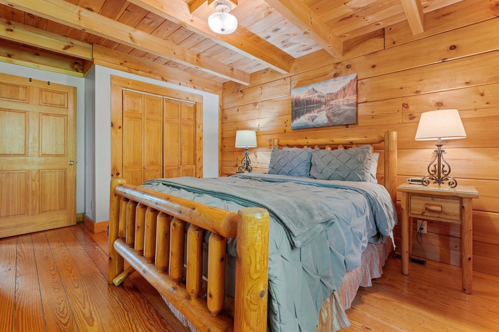 Breathtaking Hideaway 5 Bedroom Cabin