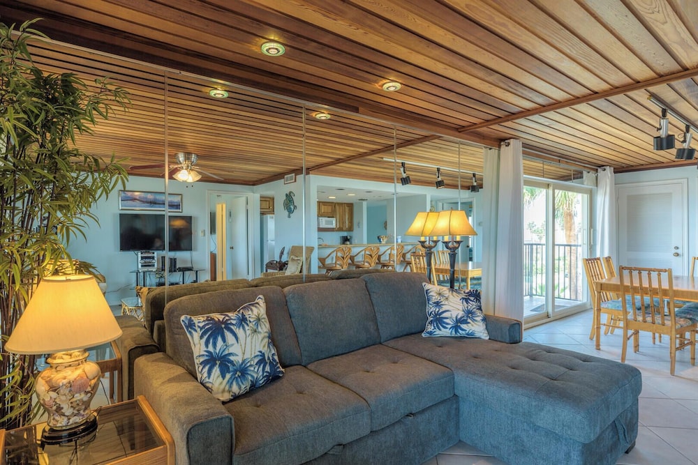Beachfront Condo With Pool, hot tub & Sundeck! view 3