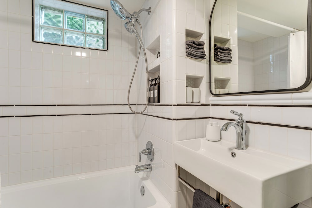Walkable Apt w/ Off-street Parking in Cheesman!