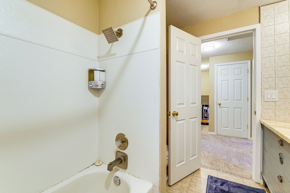 Family Retreat w/ Hot Tub & Game Room in Everett!