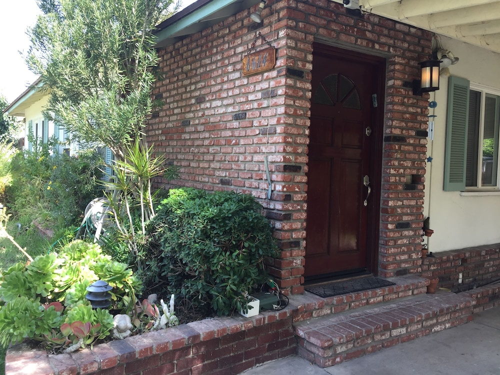 Lovely 2 Bedroom Home with Pool
