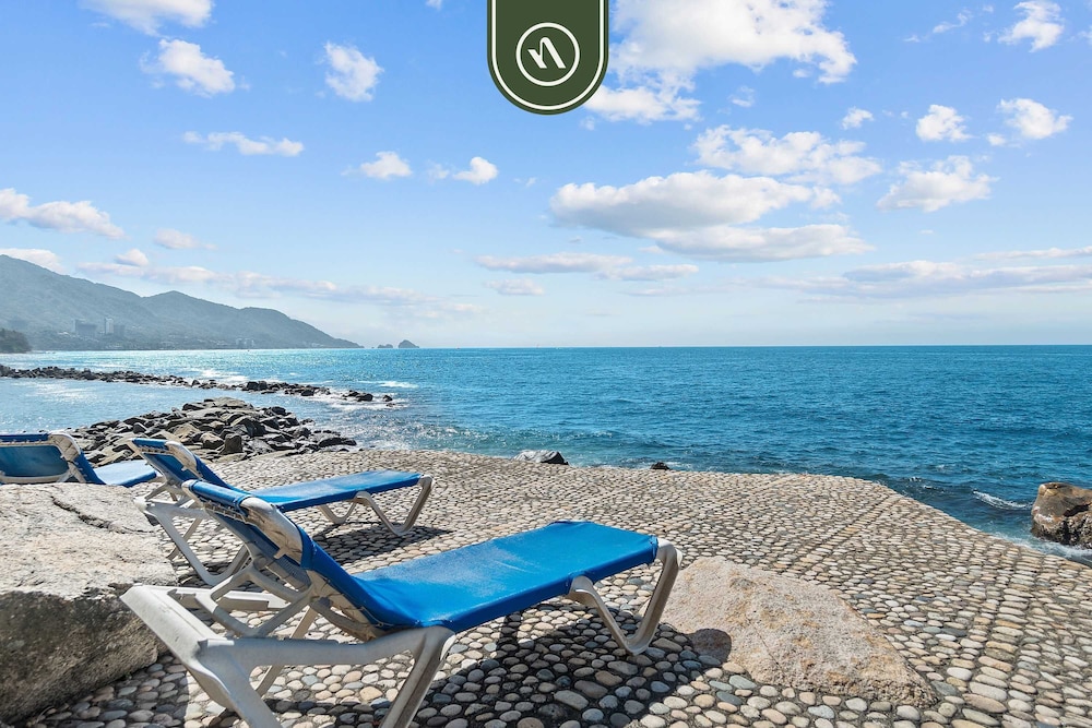 Oceanfront 2 BR Condo With Spectacular View - Pool