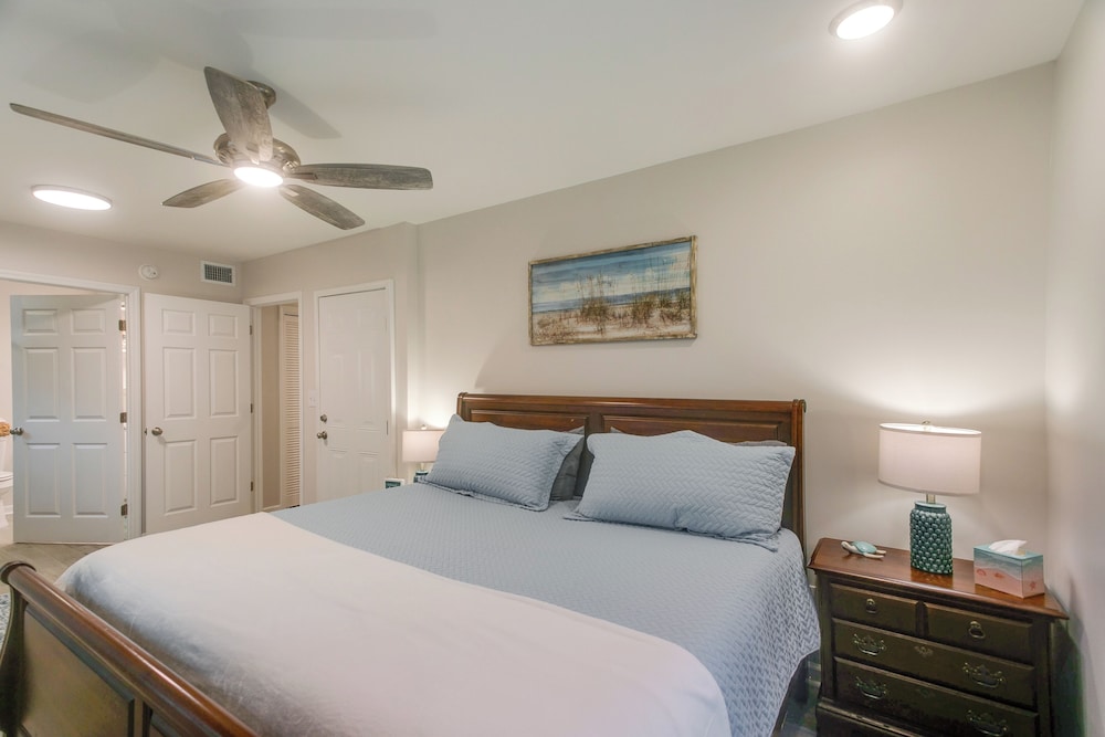 Bright Jekyll Island Home w/ Deck < 1 Mi to Beach