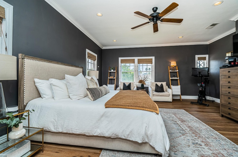 Spacious 5 BR Near Heart of South Park
