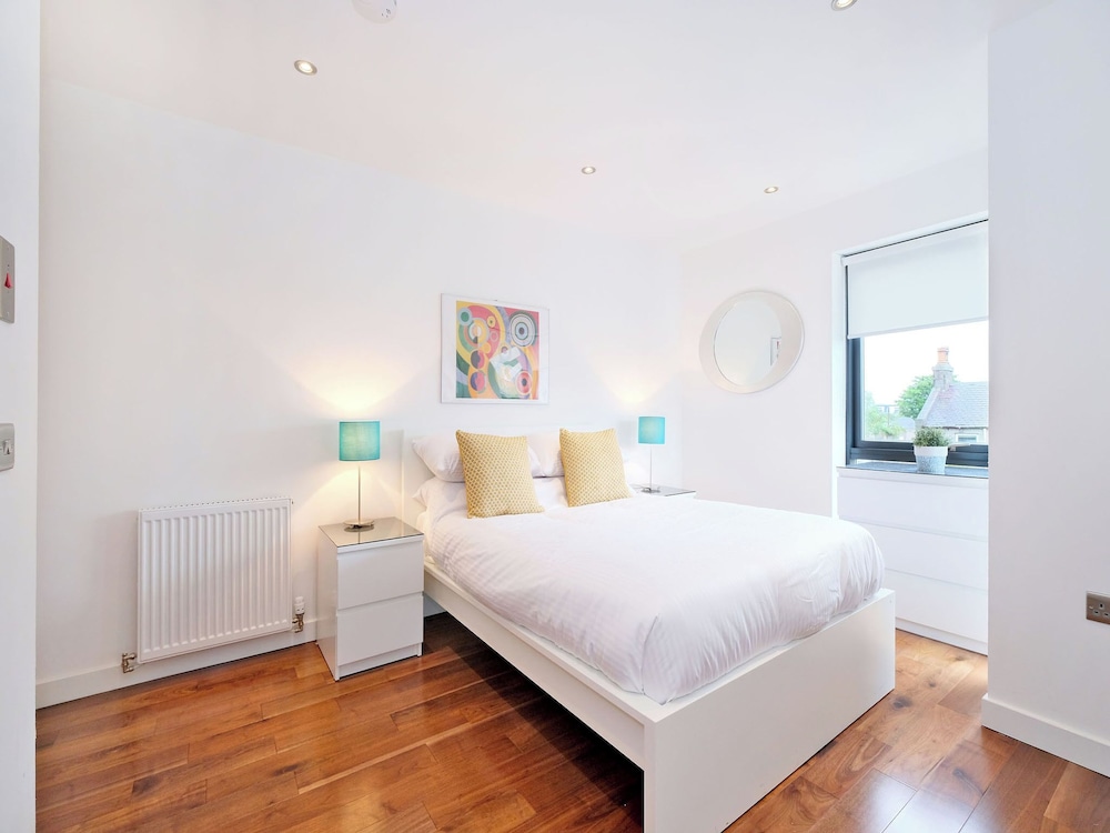 Stunning two Bedroom Home in West End Area of Aberdeen view 4