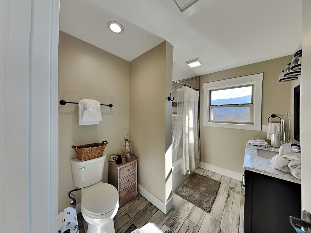 The Squirrel's Nest by Jackson Mountain Rentals