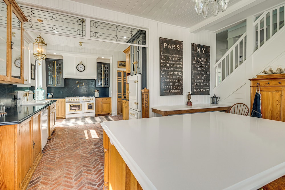 Luxe Pine Island Living: Historic Old Florida Gem!