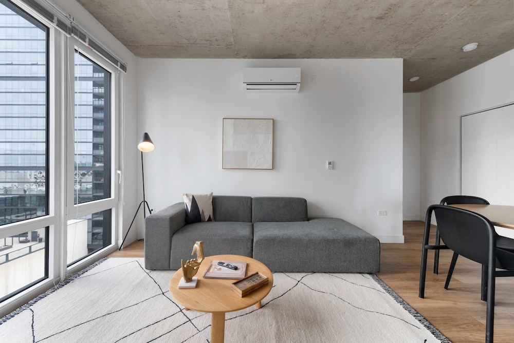 Modern 4BR Free Pkg Near Train Dining
