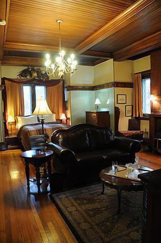 Brockville Vacations - The Noble Suites - Property Image 126