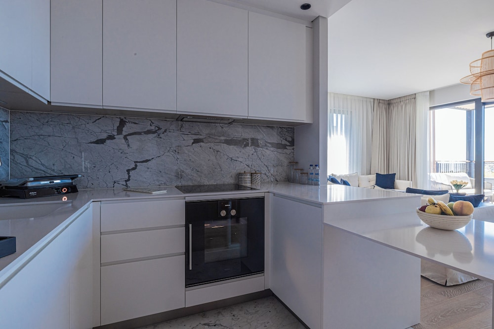 1-Bedroom Seafront Flat with Hotel Amenities