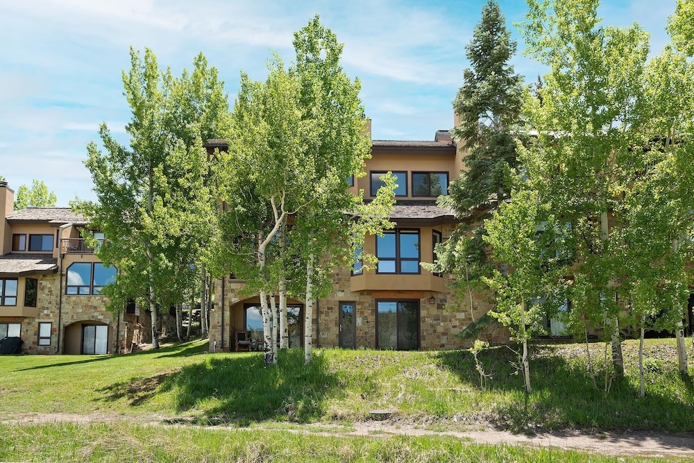 Timeless Ski-in/ski-out Snowmass Mountain Townhome by The Woodrun V Townhouses by RedAwning view 4