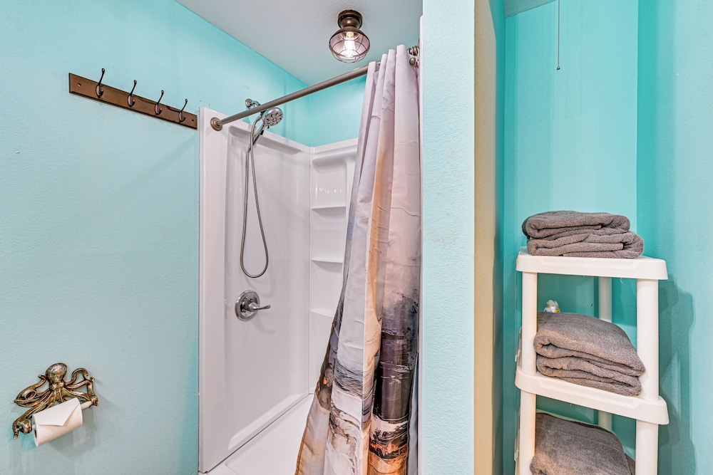Easy I-30 Access: Cozy Texarkana Apt w/ Essentials