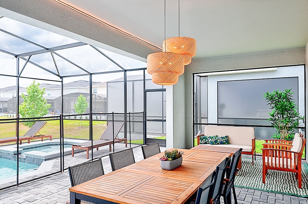 15807 Luxury 8 Bedroom Family Home With Game Room