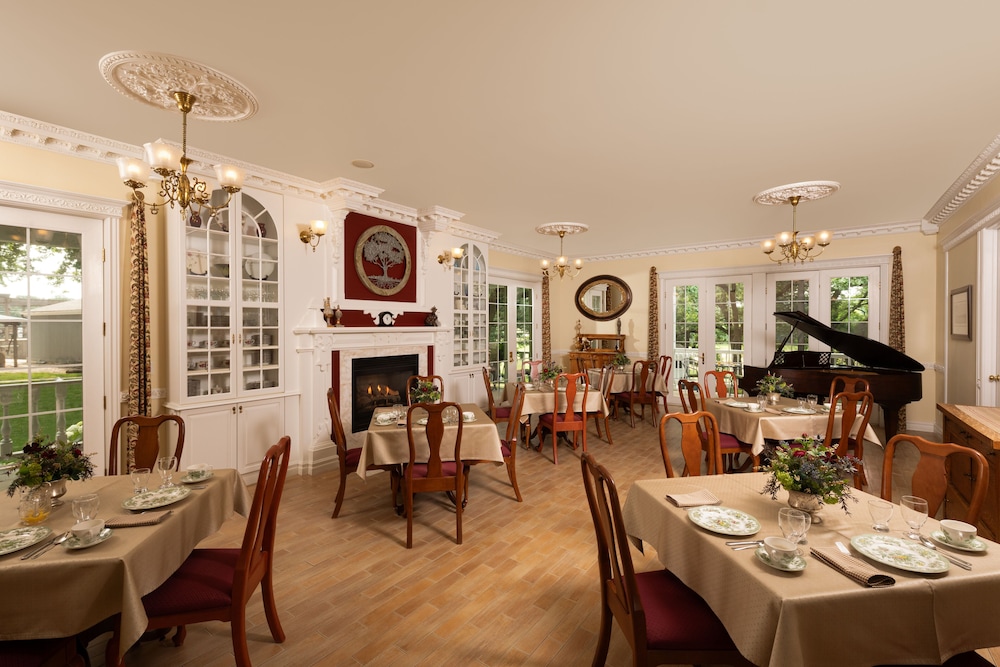 The Oakwood Inn Okoboji - Adults Only