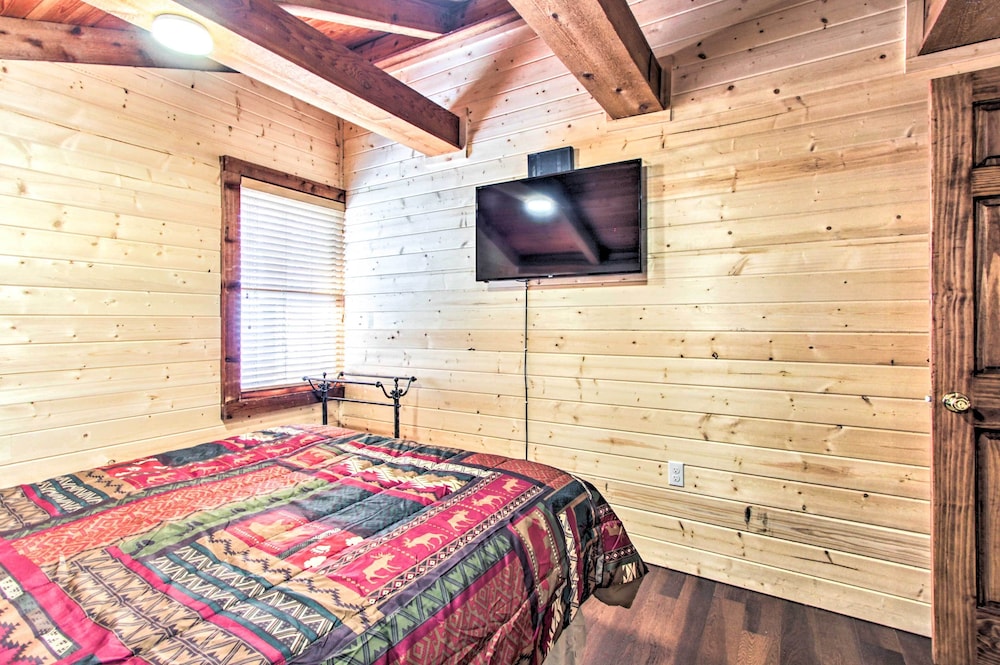 2 Mi to Ober Mtn: Hot Tub & Deck at Cozy Cabin!