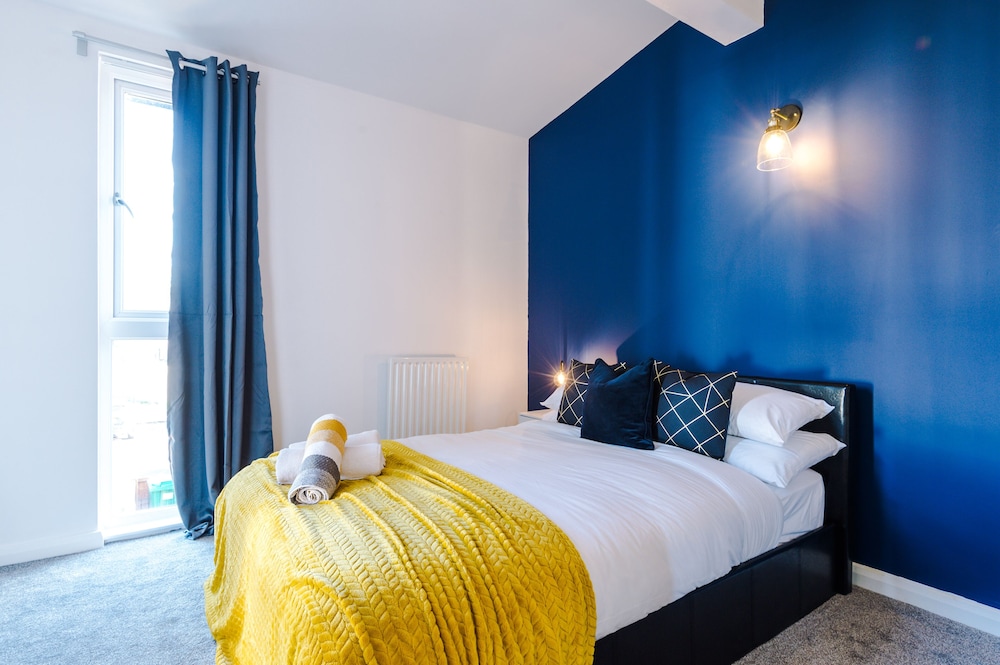 3 Bed House Manchester by MCR Dens view 3