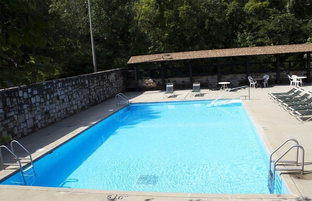 Giant City Lodge