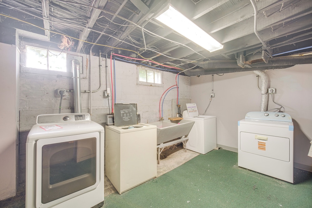 2 Mi to Zoo: Charming Apt w/ Balcony in Cleveland