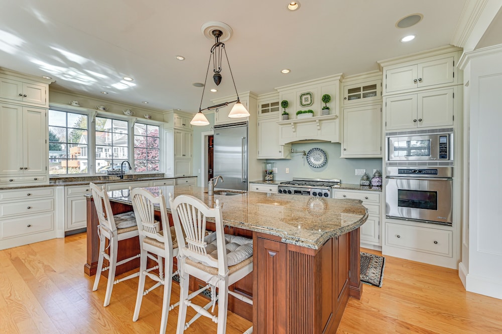Groton Home < 1 Mi to Beach on Long Island Sound!