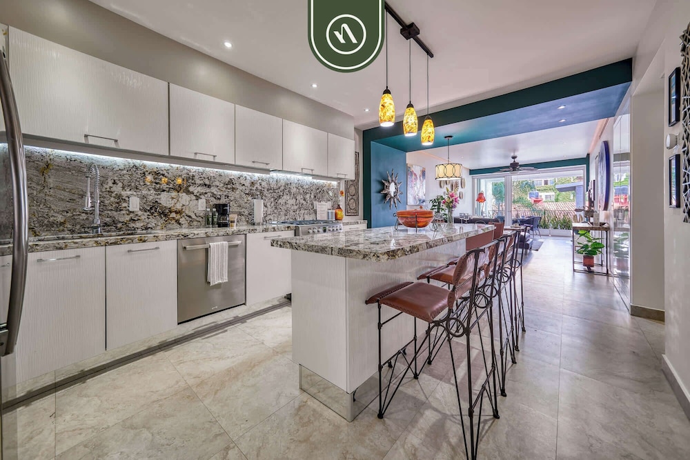 Stunning 2 BR Condo in Romantic Zone - Pool