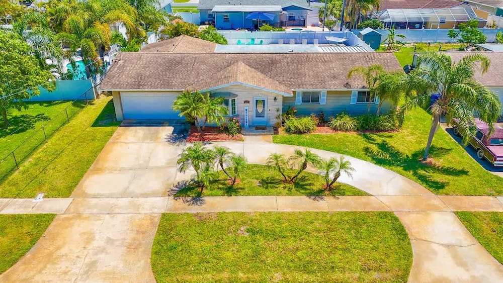 Four Bed Home With Pool Game Room Bar Near Beach