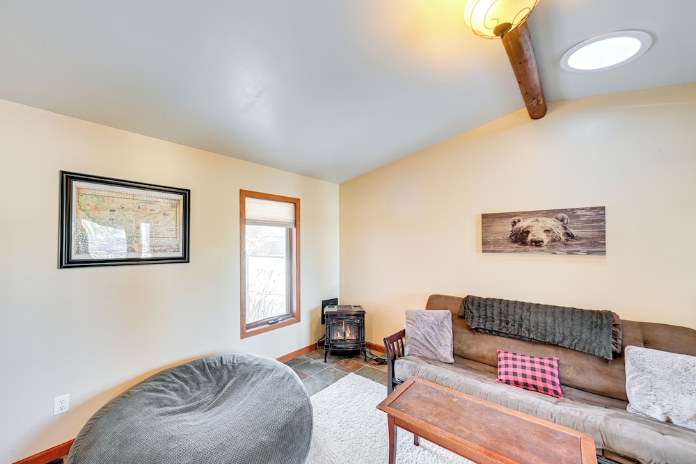 3 Mi to Dtwn: Mtn-view Red Lodge Retreat!