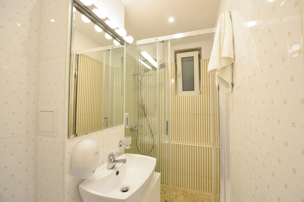 Libra Apartment - Two Bedrooms - 5 Guests - Next To Cismigiu Gardens