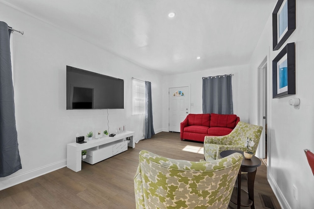 New Downtown Lux 3BR Free Parking, AC & Wi-fi
