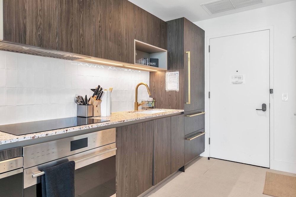Luxury 1BR Penthouse, Bay & City Views Downtown