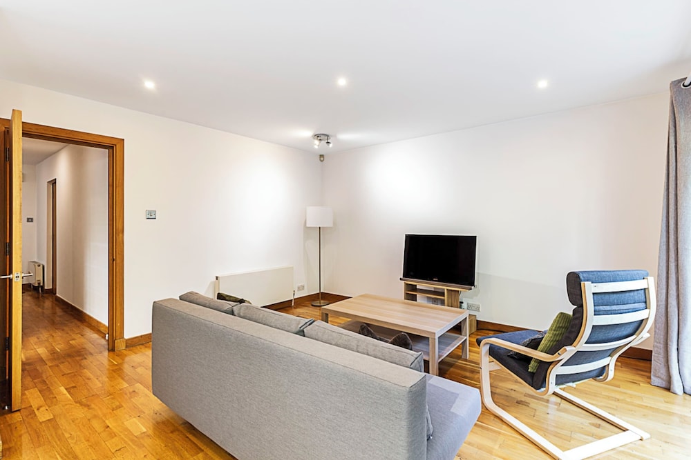 Sleek and Contemporary House in Battersea