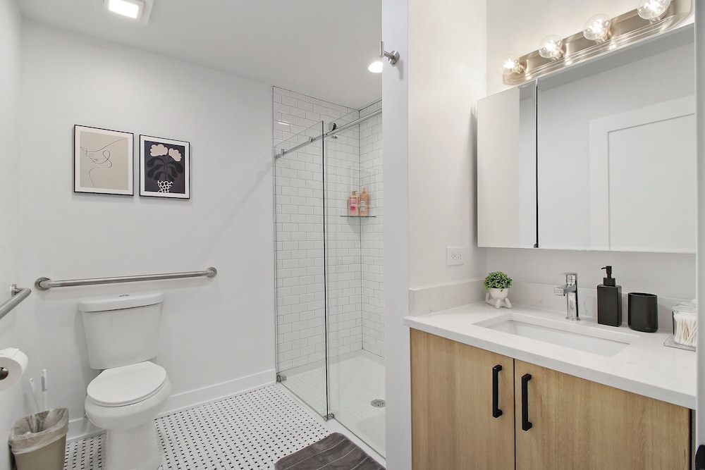 Stylish 4BR Stay - State rep