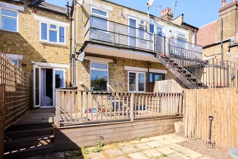 East Finchley Retreat 2BR Ground Floor Flat With Terraces