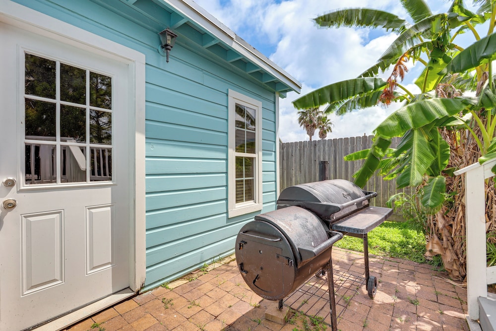 1 Mi to Moody Gardens & Beaches: Galveston Home