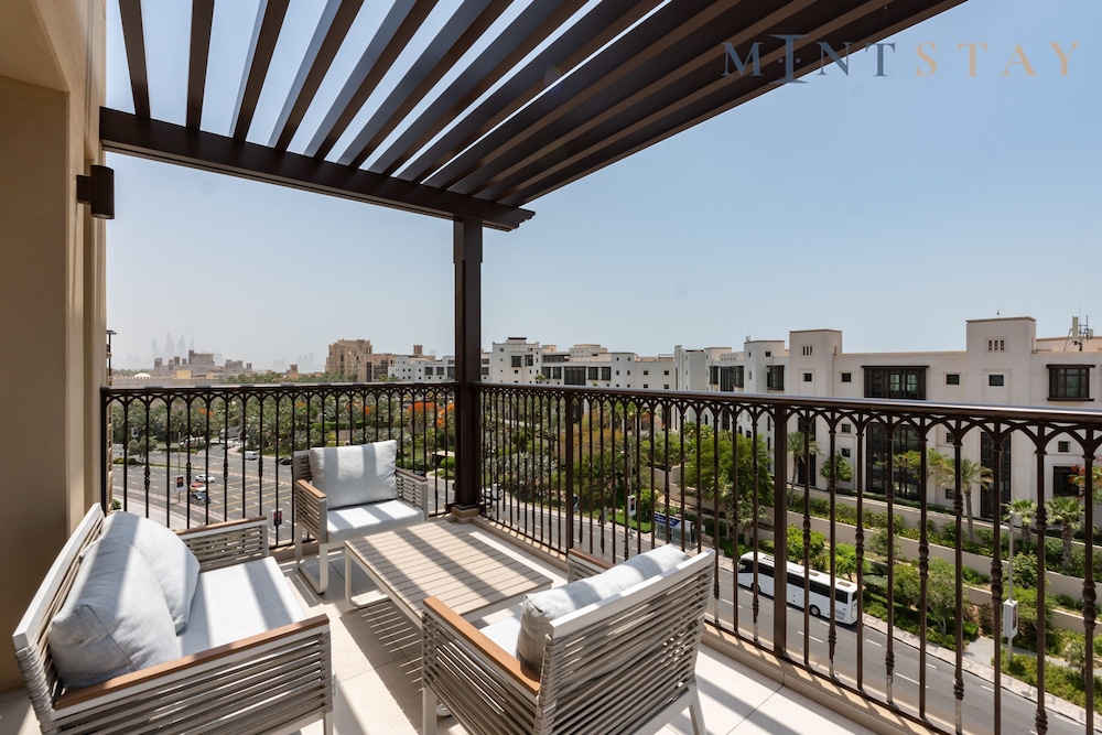 Modern 4BR w Full Burj Al Arab View Pvt Rooftop
