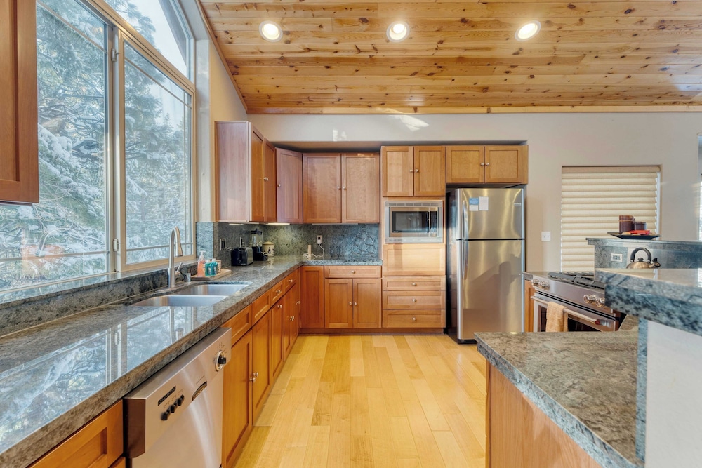 Cherry Hills Spacious Tahoe Cabin With Deck, Fireplace & Open Interiors