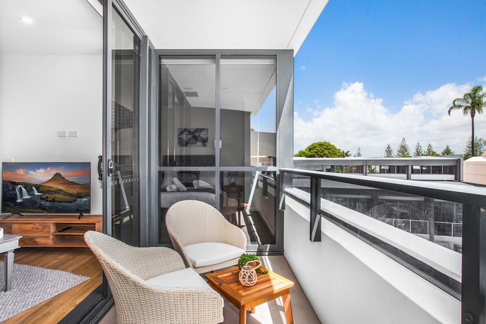 Surfers Paradise 2-bed Near Beach With Pool & Gym