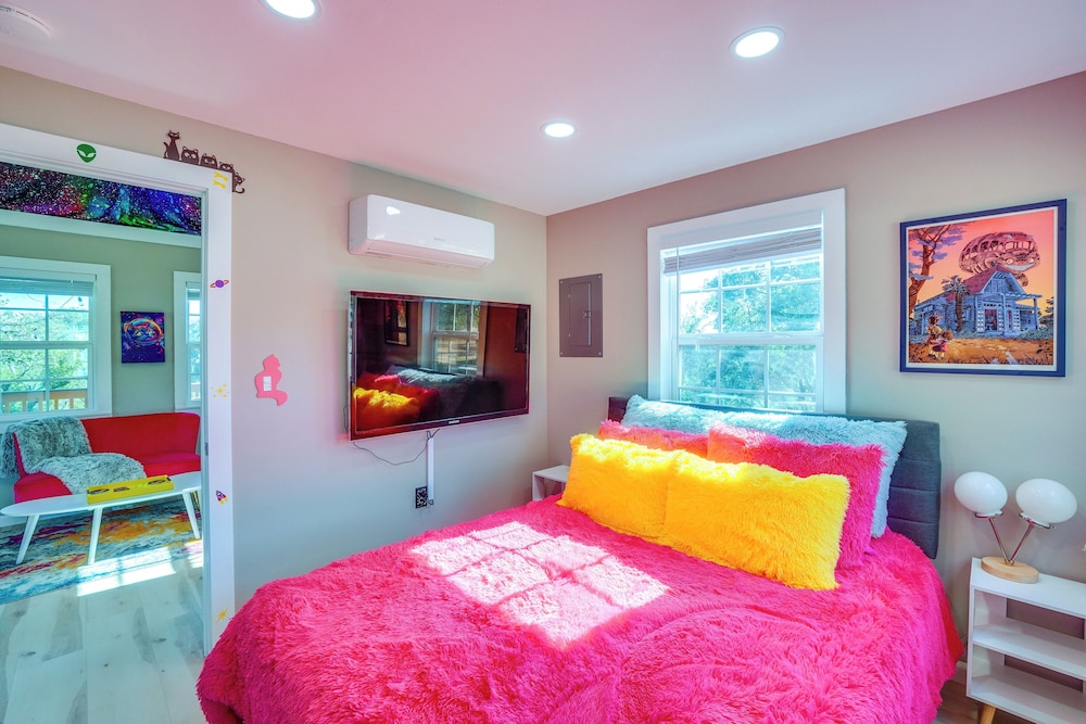 'galactikitty' - Quirky Cabin Near Lake Brownwood!