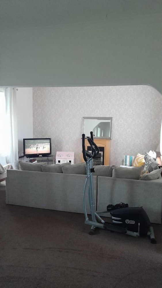 Charming Manchester House - Sleeps 6 photo 3