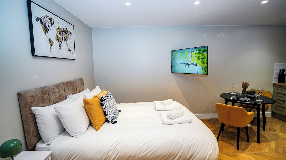 E2M Wisteria House Heathrow Free Parking view 5
