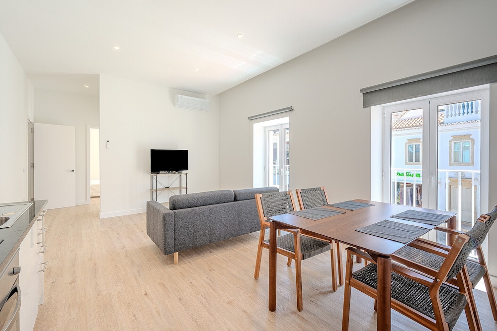 Downtown 1 Bedroom Apartment E