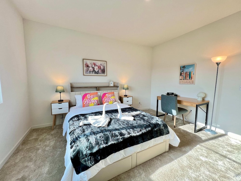 Sunny Stylish Near LA 4BR Home w Desks Lounge
