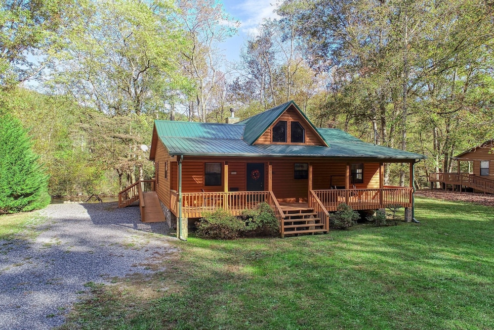 Rivendell Creekside - 3 Bedrooms, 2 Baths, Sleeps 6 Cabin by RedAwning