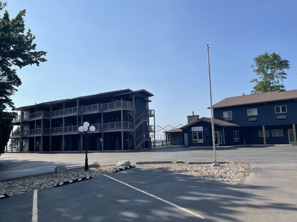 Lake Bluff Inn and Suites