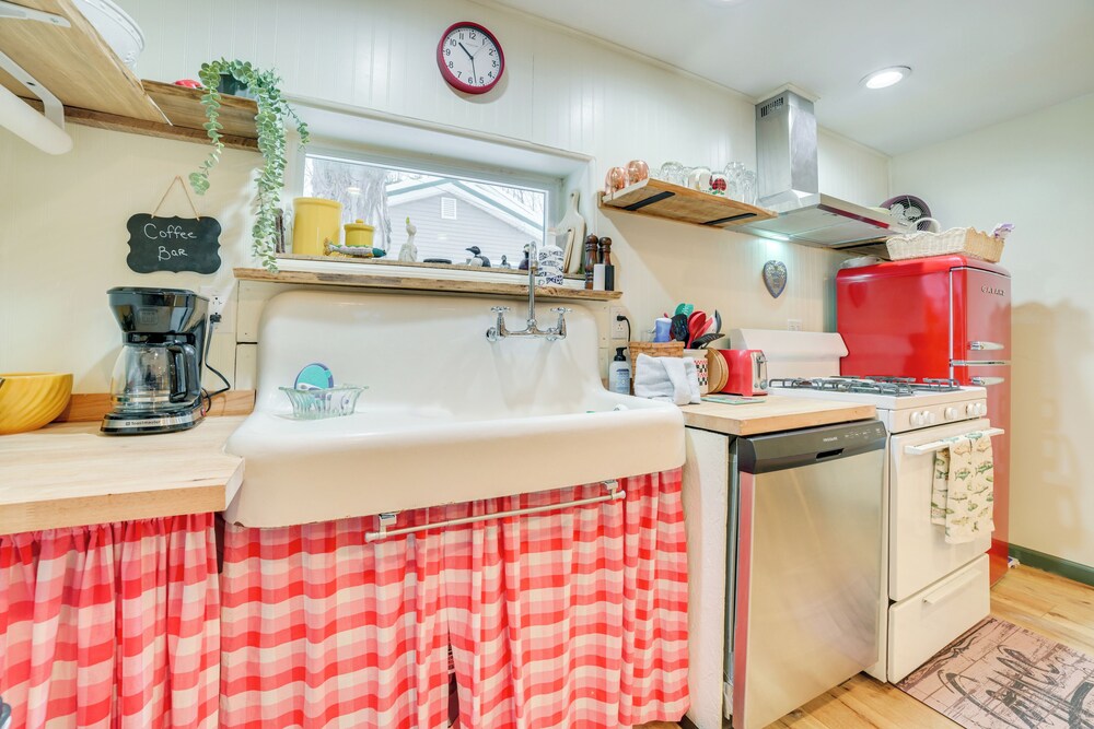 Walk to Beach & Mullett Lake: Cottage w/ Yard!