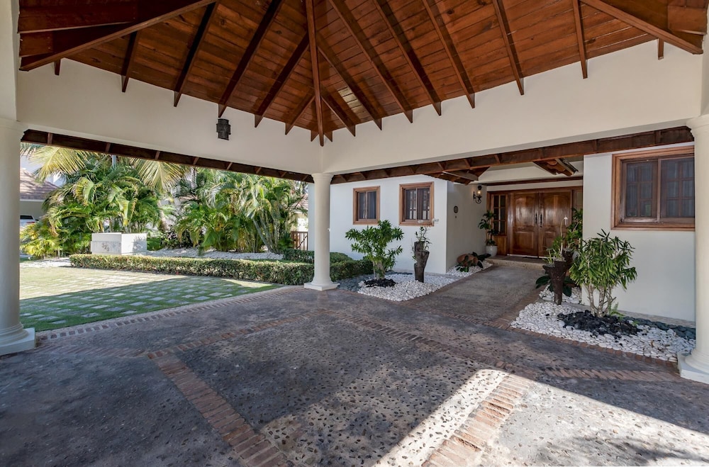 Luxury Stunning Villa in Cocotal With Pool view 3